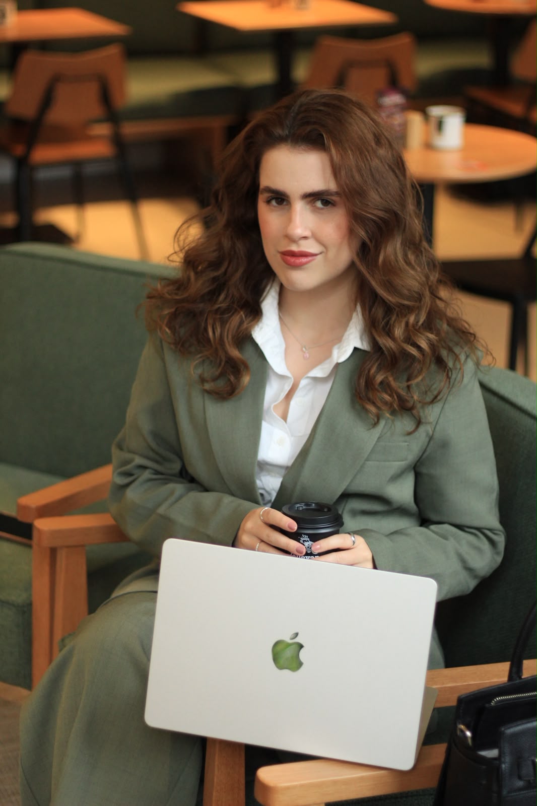 Isadora Teixeira trabalhando no notebook